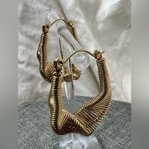 NWOT..Fashion Jewelry Ladys Earrings Swirl Design Hoops Amazingly Stunning Cute.